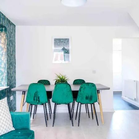 Spacious 5 Bedroom Home Hosted By Mcr Dens Манчестер Экстерьер фото